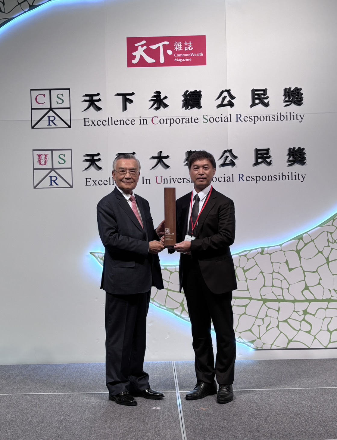 中華汽車獲天下永續公民獎大型企業製造業組第三名，由林信義資政頒獎